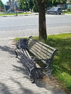 Сломанная лавочка в центре города: кто отвечает за благоустройство?