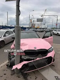 В Троицке розовая BMW врезалась в светофор на перекрестке