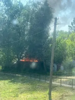 Мощный пожар в Яхроме: горят хозяйственные постройки