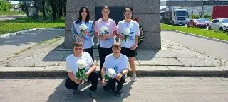 Студенты колледжа очистили памятник Пушка в Клину и возложили цветы