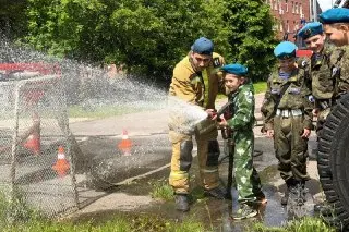 Юные десантники Зеленограда посетили пожарную часть для обучения