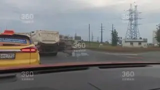 Грузовик перевернулся у «МЕГИ», образовалась пробка