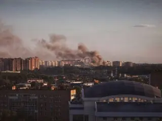 Пожар в Дубках: сгорело заброшенное общежитие, клубы дыма видны издалека