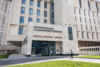 Первая в России гибридная операция на мозге в Склифе спасла зрение
