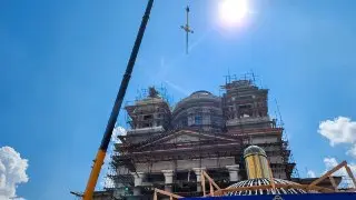 Кресты установлены на купола строящегося Никольского храма