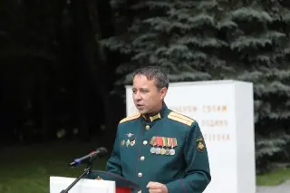 Эльдар Шарипов почтивает память героев Великой Отечественной войны