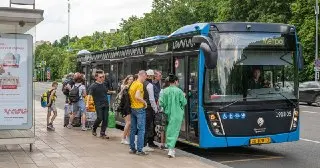Каждый пятый москвич перешел на общественный транспорт из-за топливного кризиса