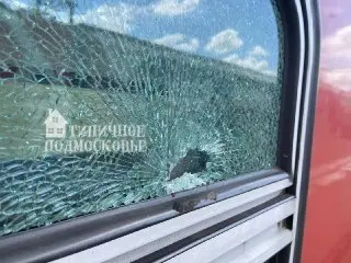 Неизвестные атаковали пассажирский поезд в Подмосковье камнями