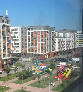 Жители ЖК «Новая Рига» недовольны надувным городком на пешеходной зоне