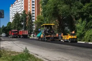 На улице Гагарина началась укладка нового асфальта