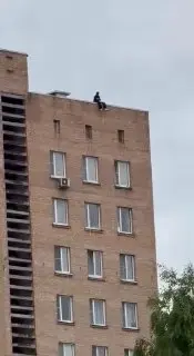 Подростки рискуют жизнью на крыше многоэтажки в Барвихе