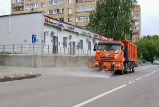 Плановая промывка дорог: сотрудники МБУ очищают город от загрязнений