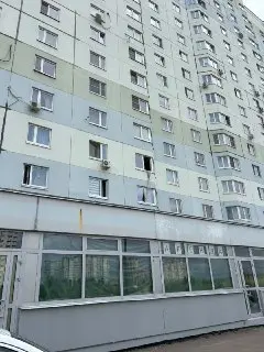 Мужчина выпал из окна на Южнодомодедовской, 11 и выжил