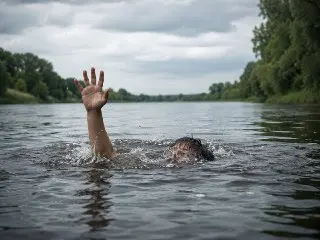 Спасение пьяного купальщика на пляже в Мысово
