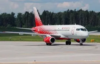 Superjet вернулся в Пулково из-за треснувшего лобового стекла
