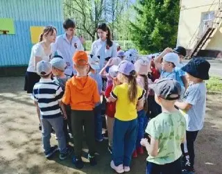 Ученики педагогического класса проводят народные игры с дошкольниками