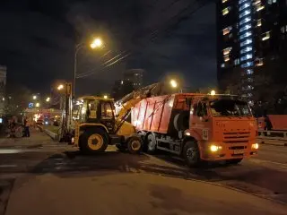 На Рябиновой продолжаются работы по ликвидации прорыва трубы с кипятком