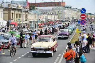 Парад ретротранспорта в Москве: исторические машины на улицах города