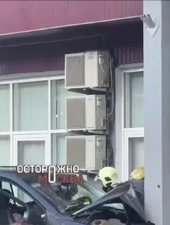 Женщина на иномарке врезалась в офис МФЦ в Новой Москве