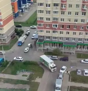 Жительница требует запрета на движение грузовиков по тротуару
