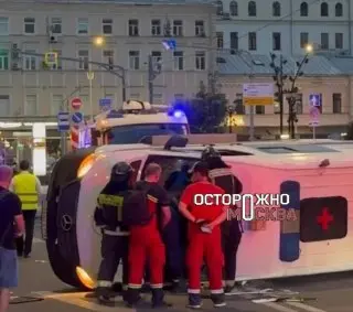Скорая помощь перевернулась в центре Москвы: подробности ДТП