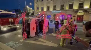 ДТП в центре Москвы: иномарка перевернула скорую помощь