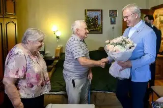 Депутат Фетисов поздравил супругов Алексеевых с 65-летием свадьбы