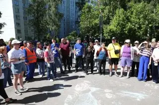 Экологический субботник на Островке: жители и депутаты очищают природу