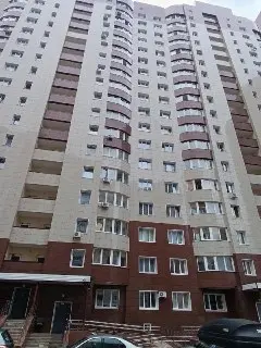 Жители Южного квартала жалуются на выброс мусора из окон