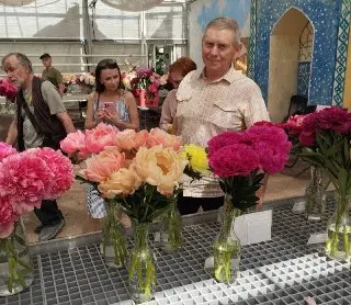 Юрий Титов представил новые сорта пионов на фестивале цветов