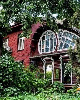 Уникальный забор из старинных вещей привлекает внимание в Можайском