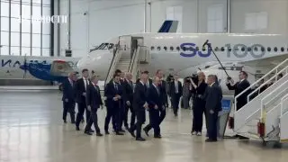 Путин осмотрел импортозамещённый самолет SJ-100 в Жуковском