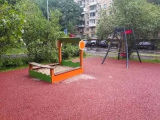 Обновление детской площадки в Текстильщиках: новые качели и дорожки