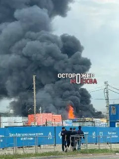 Пожар на рынке «Тополек» в Новой Москве: дыма много, спасатели на месте
