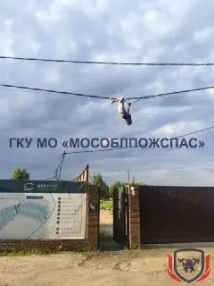 Спасатели сняли мужчину, застрявшего на проводах в Люберцах
