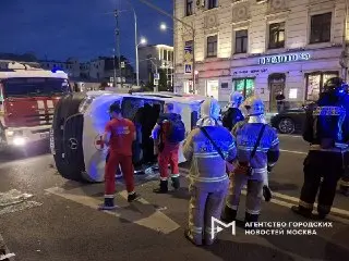Скорая помощь перевернулась в центре Москвы после столкновения