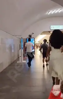 Пенсионер сломал руку, защищая семью в московском метро