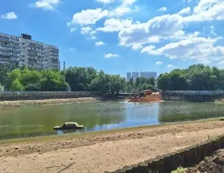 В пруду Зюзина обнаружили старые Жигули во время реконструкции