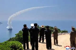 Ким Чен Ын наблюдает за испытаниями нового эсминца Kang Kon