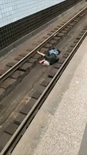 На Войковской пассажир упал на рельсы, но трагедии удалось избежать