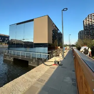 Плавучий офис в форме куба открылся на Химкинском водохранилище