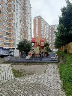 Детская площадка в Катюшках перекрыла пешеходную дорожку
