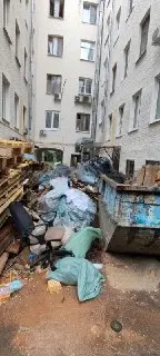 Свалка мусора во дворе: Жители недовольны после капремонта