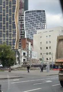 Снос здания на Южнопортовой улице: рабочие начали демонтаж