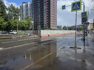 Ограждение на Зелёном проспекте мешает движению более года