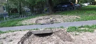 Опасный провал на дорожке в Красногорске угрожает безопасности