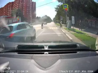 Курьер на электровелосипеде нарушает ПДД в Пушкино
