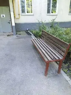 Лавочка на Байкальской улице требует срочного ремонта