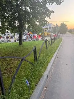 Жители Люблино требуют покоса газонов в сквере на Кожедуба