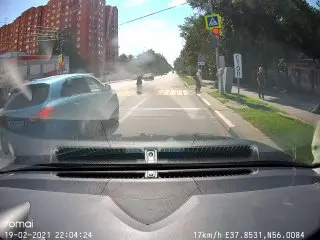 Курьер на электровелосипеде нарушает ПДД в Пушкино: видео